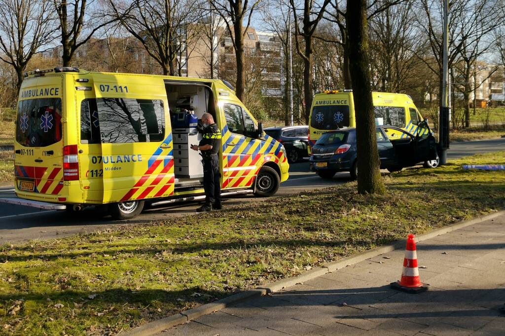 Auto knalt op lantaarnapaal