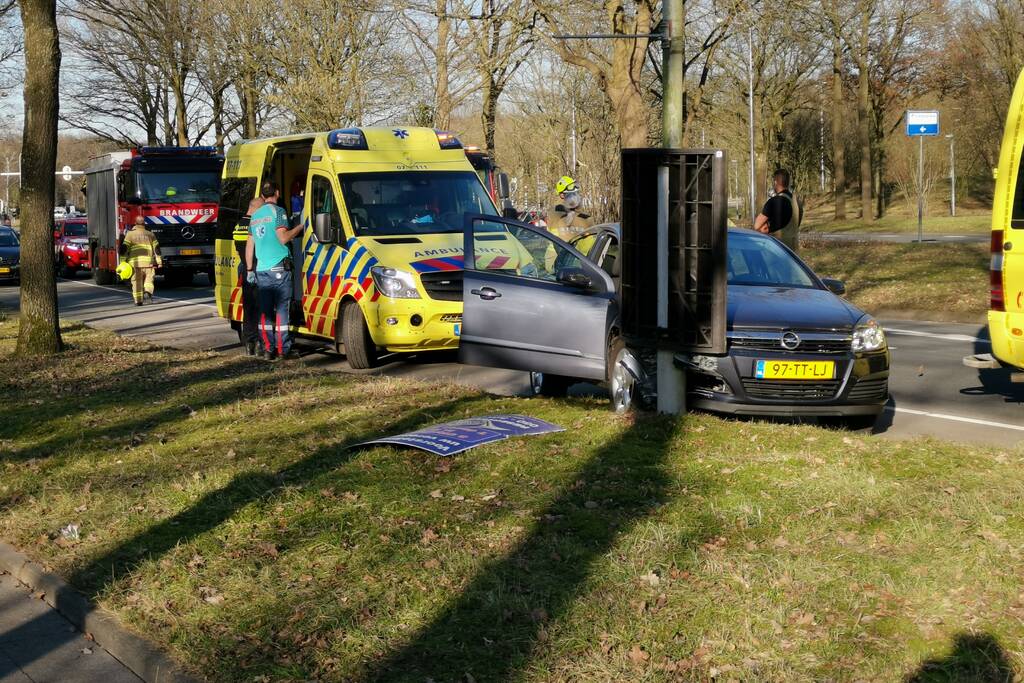 Auto knalt op lantaarnapaal