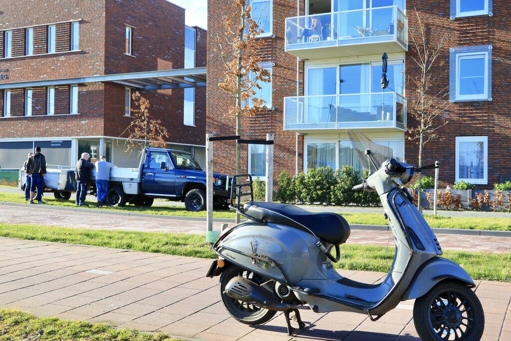 Scooter aangereden op rotonde
