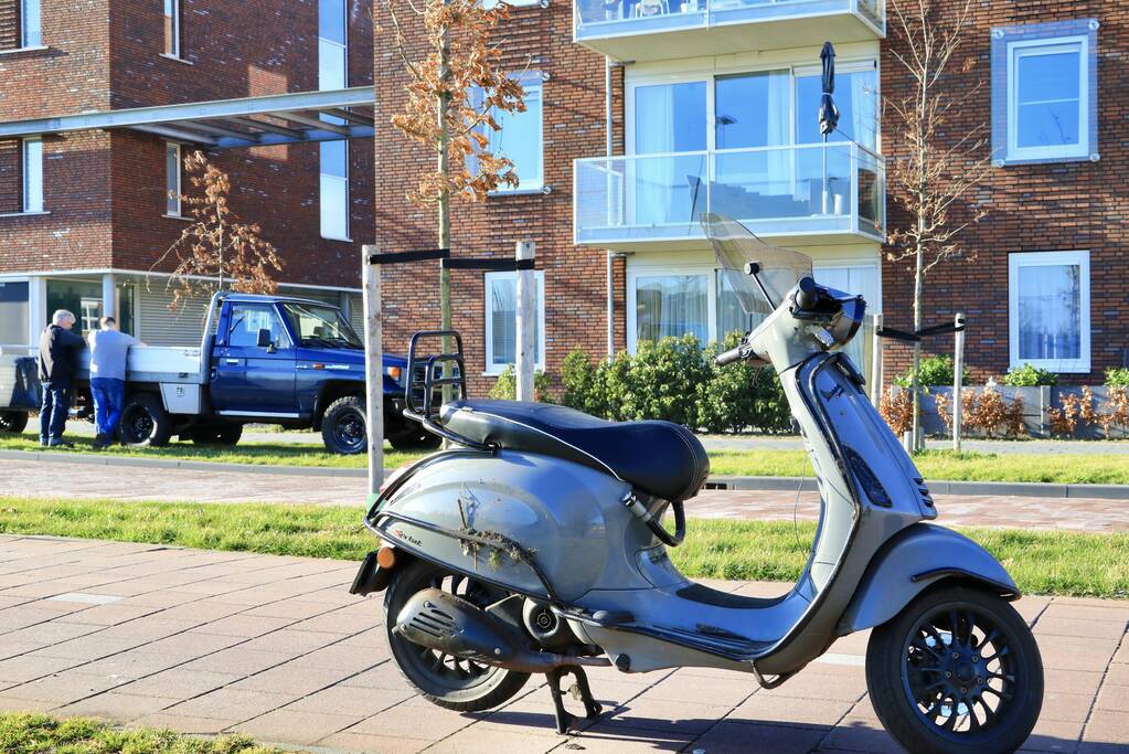 Scooter aangereden op rotonde