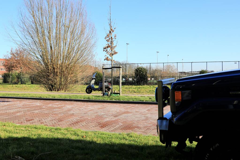 Scooter aangereden op rotonde