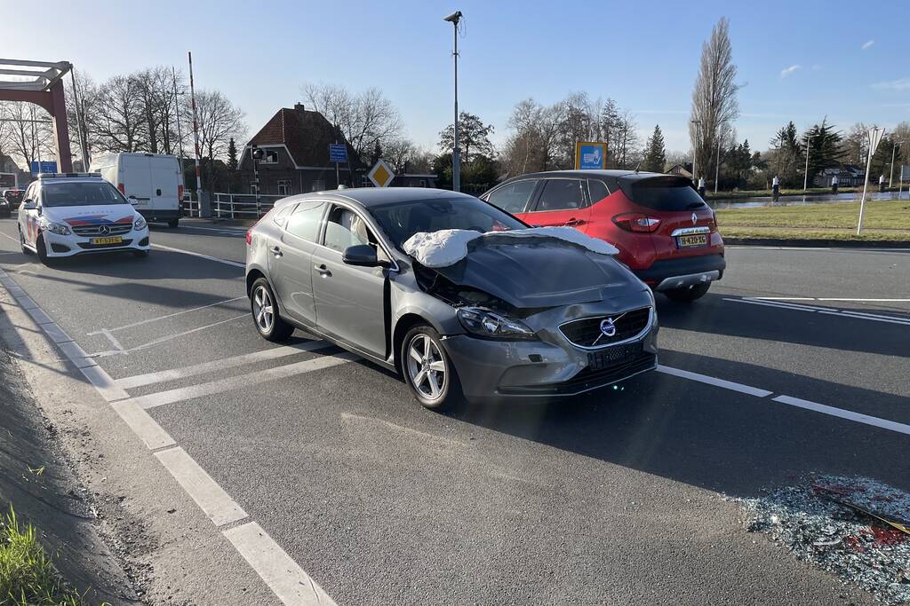 Flinke ravage kop-staart aanrijding voor verkeerslicht