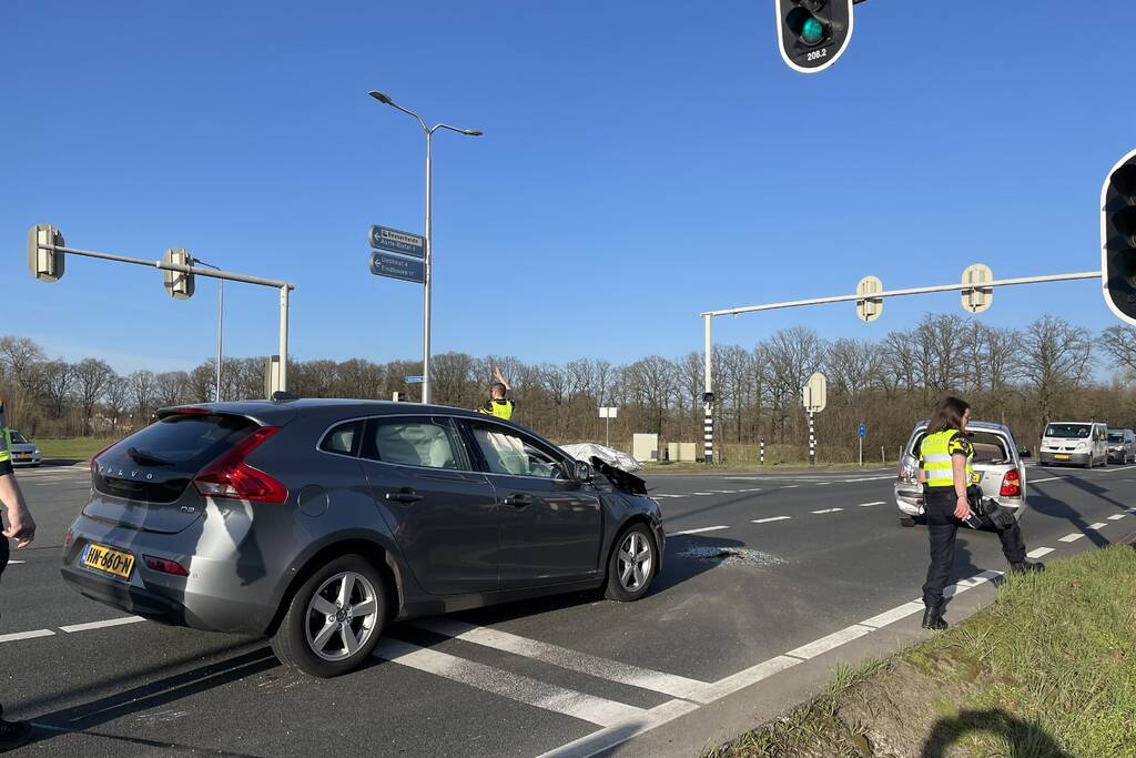 Flinke ravage kop-staart aanrijding voor verkeerslicht