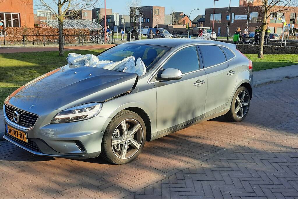 Voetgangers airbag Volvo klapt uit bij aanrijding