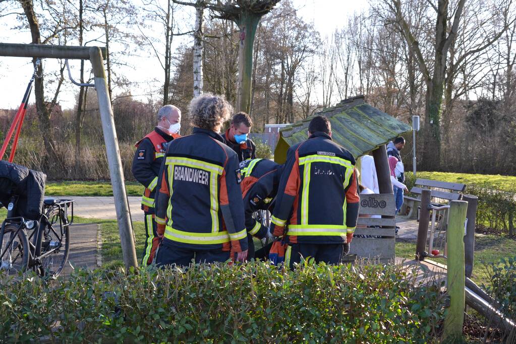 Brandweer bevrijdt meisje uit speeltoestel