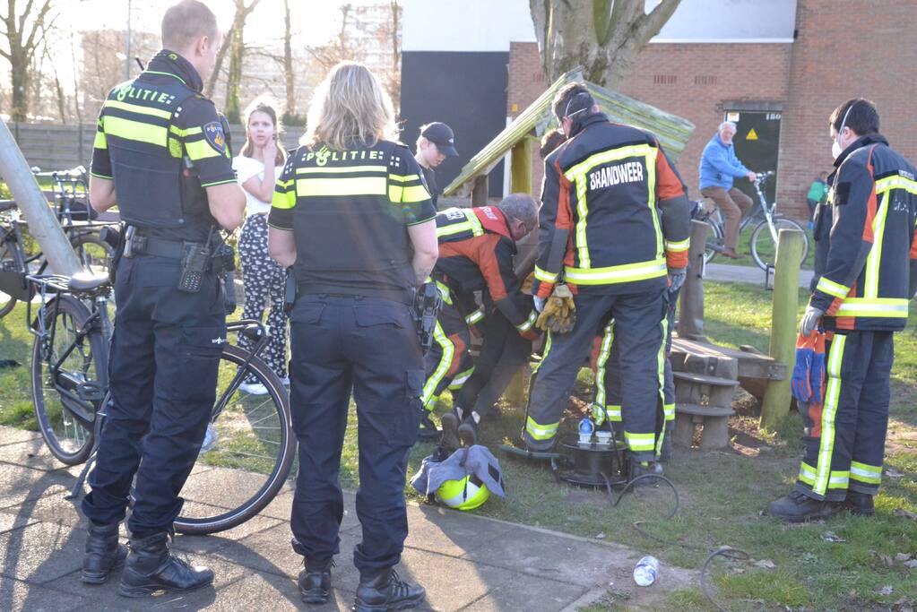 Brandweer bevrijdt meisje uit speeltoestel