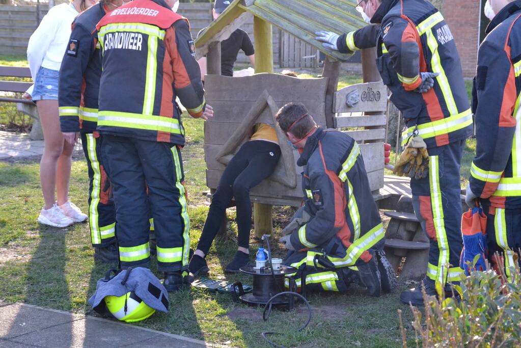 Brandweer bevrijdt meisje uit speeltoestel