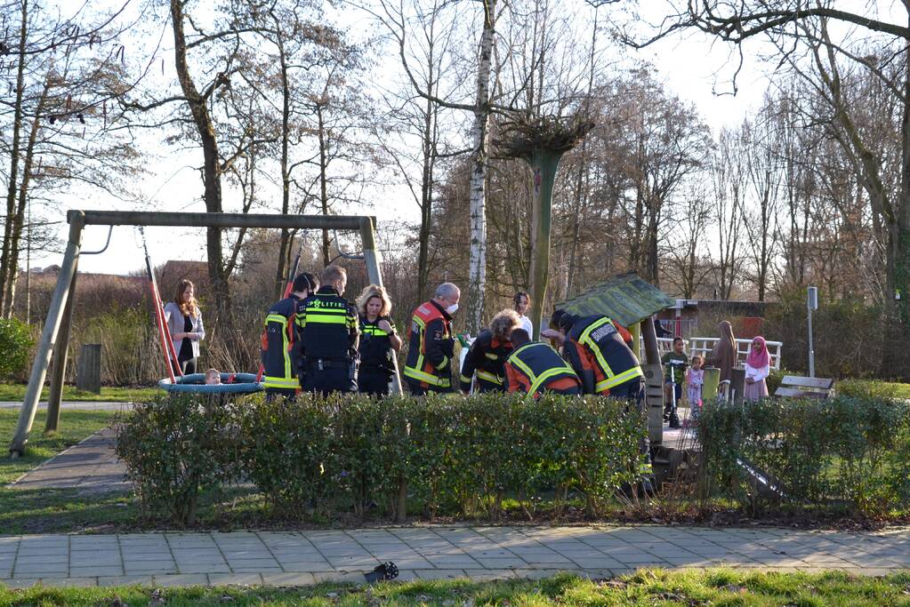 Brandweer bevrijdt meisje uit speeltoestel