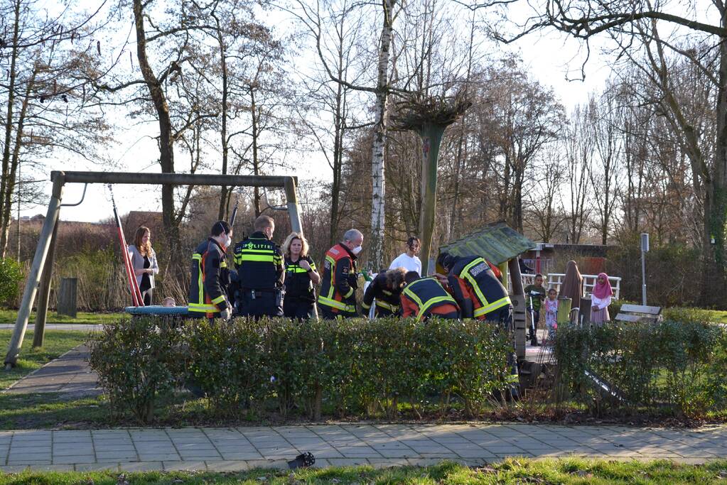 Brandweer bevrijdt meisje uit speeltoestel