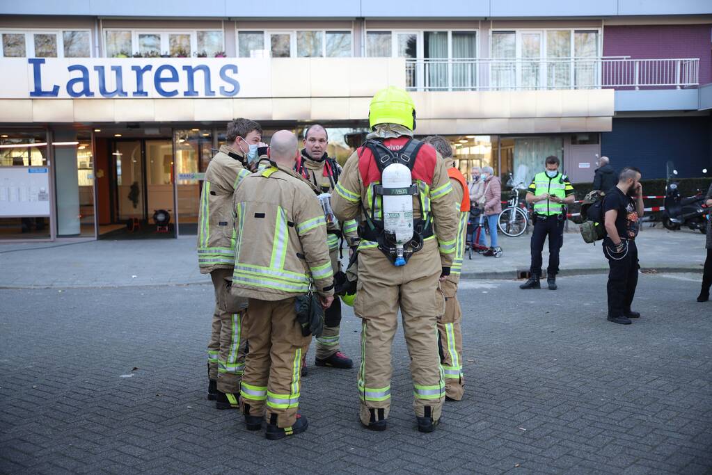Begane grond zorgflat ontruimd door brand in wasruimte
