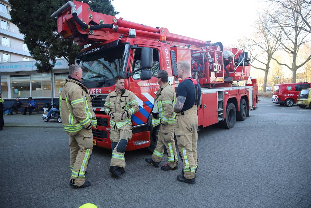 Begane grond zorgflat ontruimd door brand in wasruimte