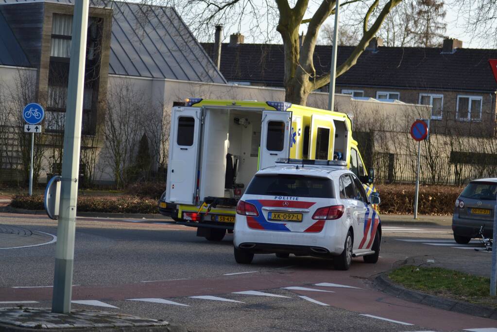 Oudere man gewond bij aanrijding op rotonde