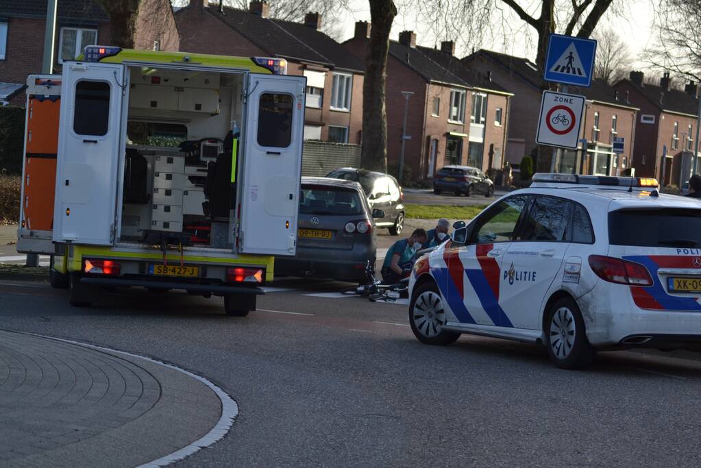Oudere man gewond bij aanrijding op rotonde