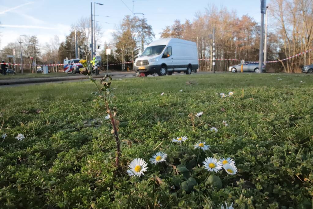 Fiets belandt onder bestelbus