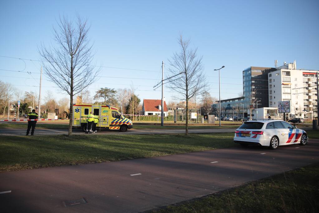 Fiets belandt onder bestelbus