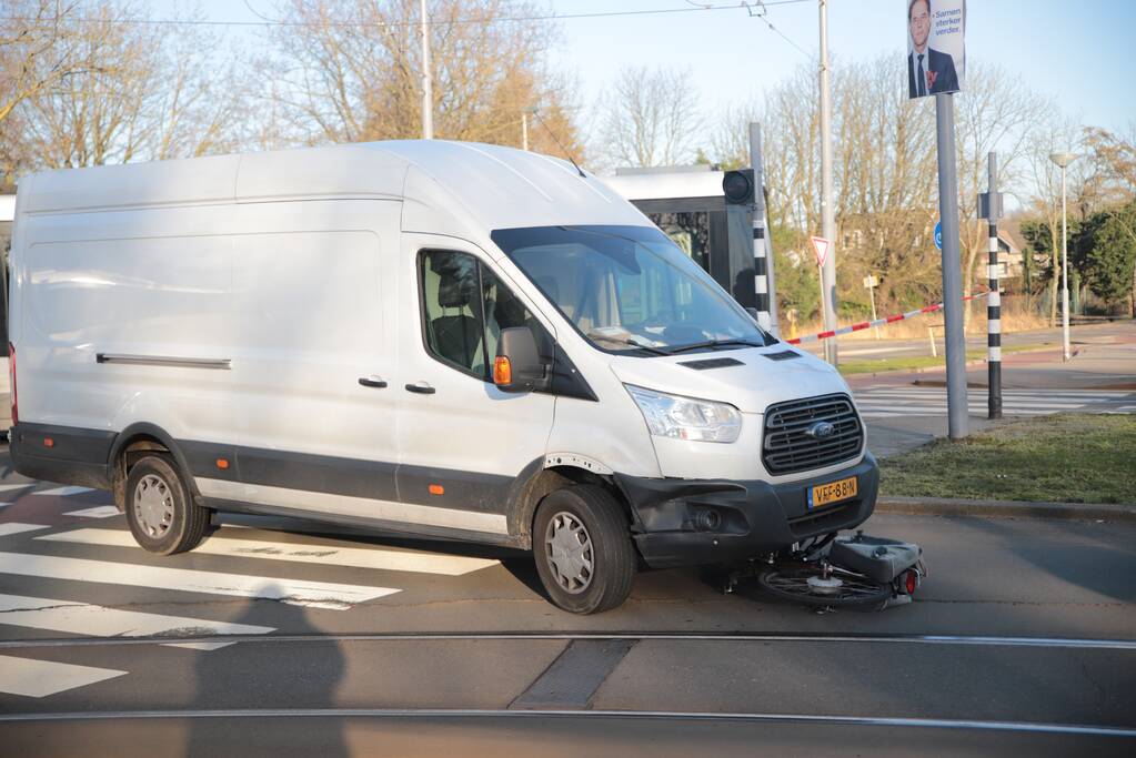 Fiets belandt onder bestelbus