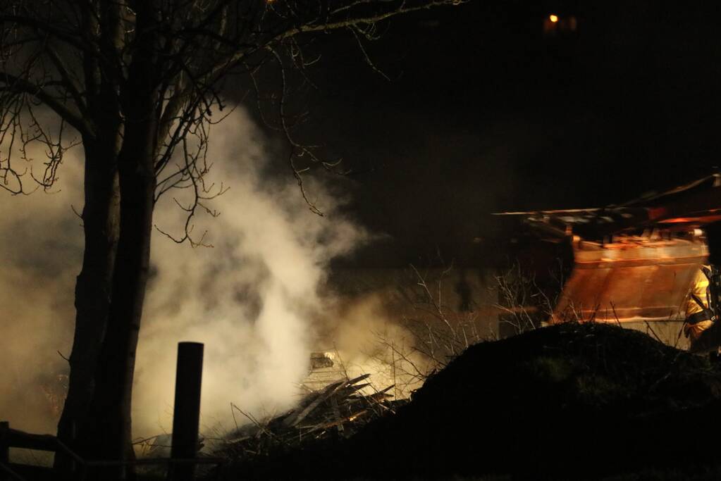 Grote hoop afval in brand