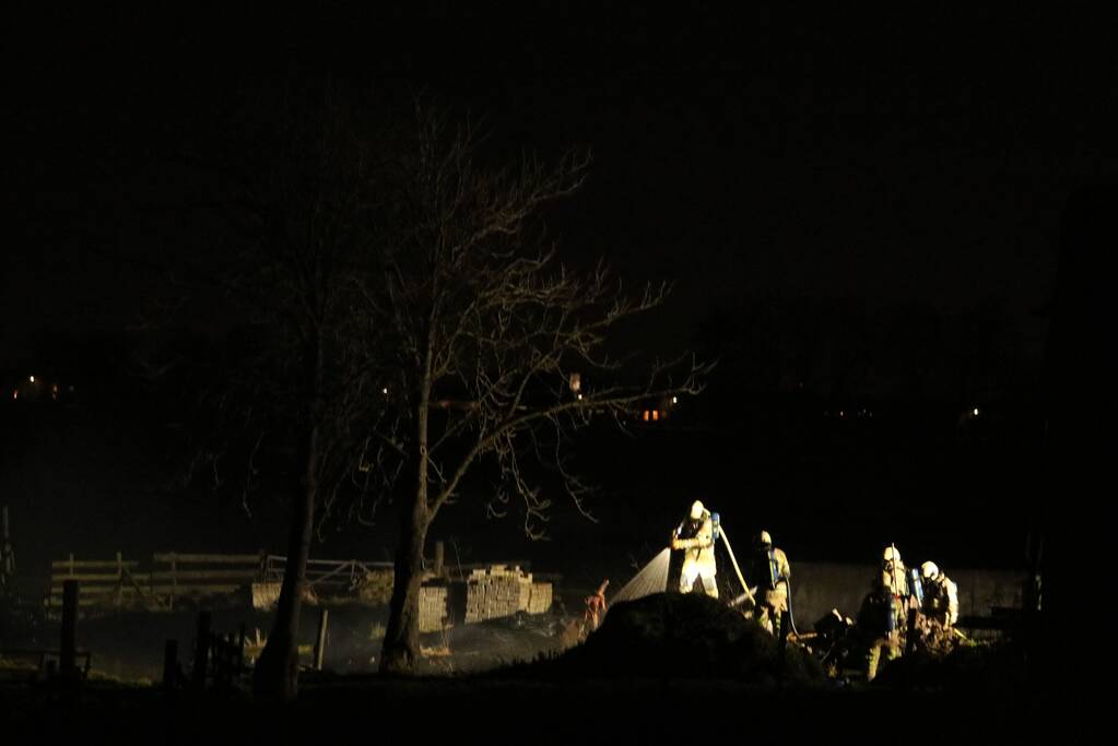 Grote hoop afval in brand