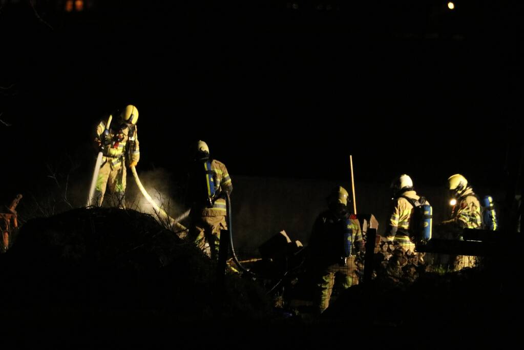 Grote hoop afval in brand