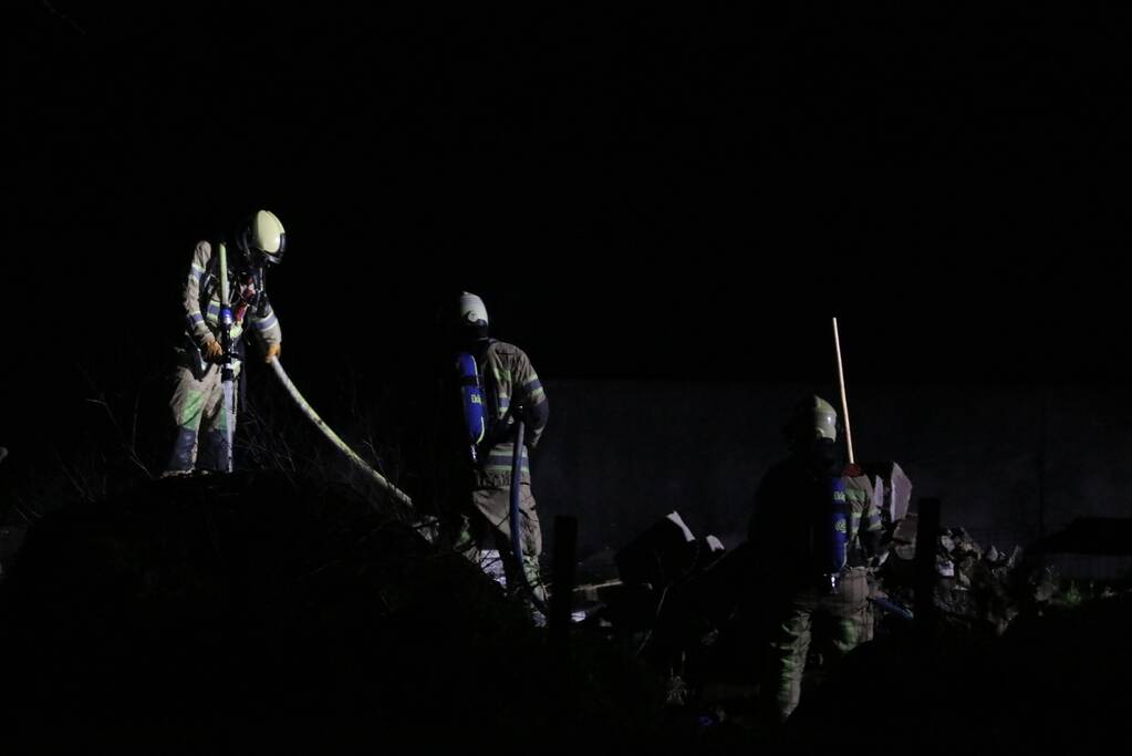 Grote hoop afval in brand