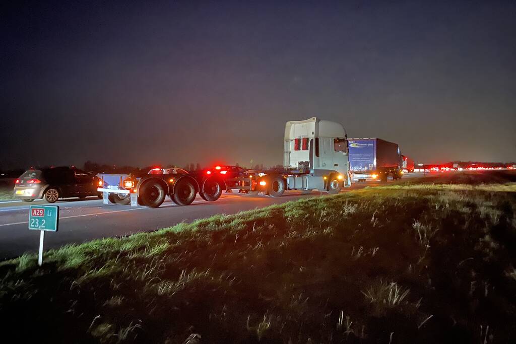 Schade bij botsing tussen twee vrachtwagens