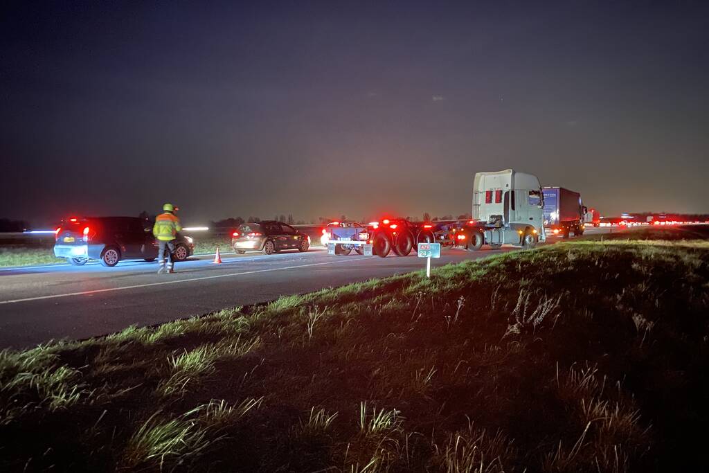 Schade bij botsing tussen twee vrachtwagens