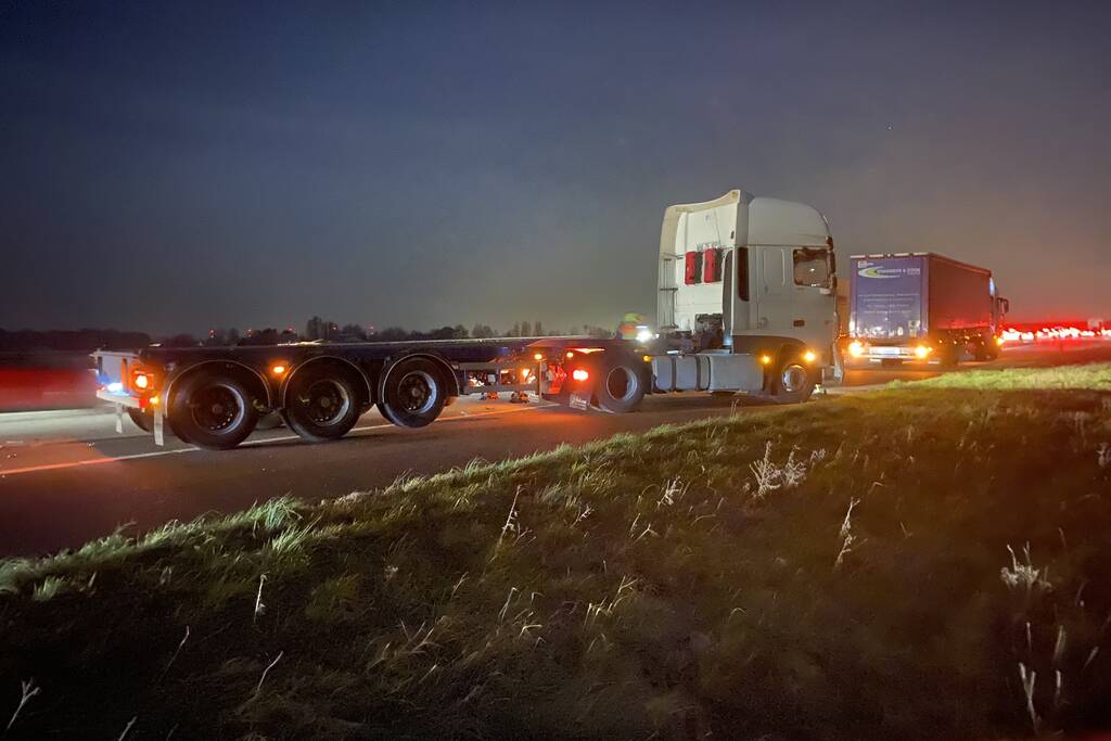 Schade bij botsing tussen twee vrachtwagens