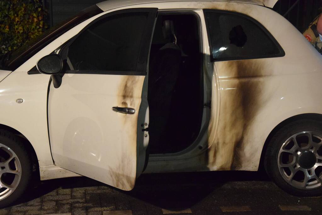 Brandstichting bij auto