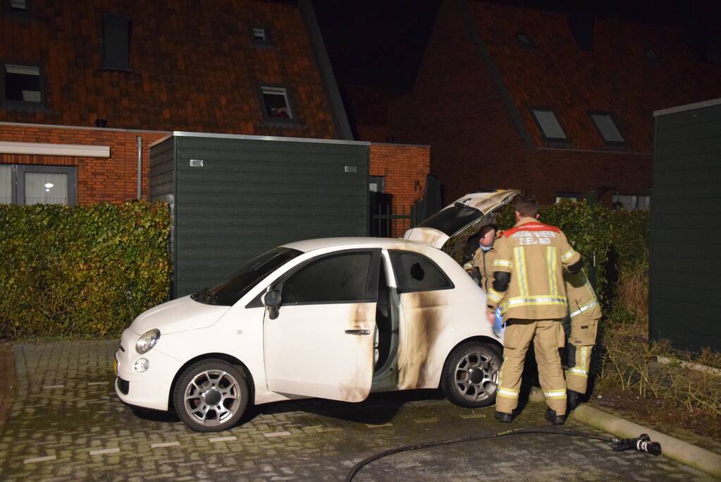 Brandstichting bij auto