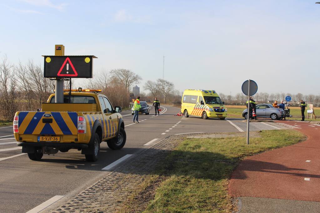Overstekende fietser gewond door botsing met auto