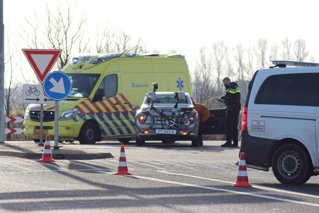 Overstekende fietser gewond door botsing met auto