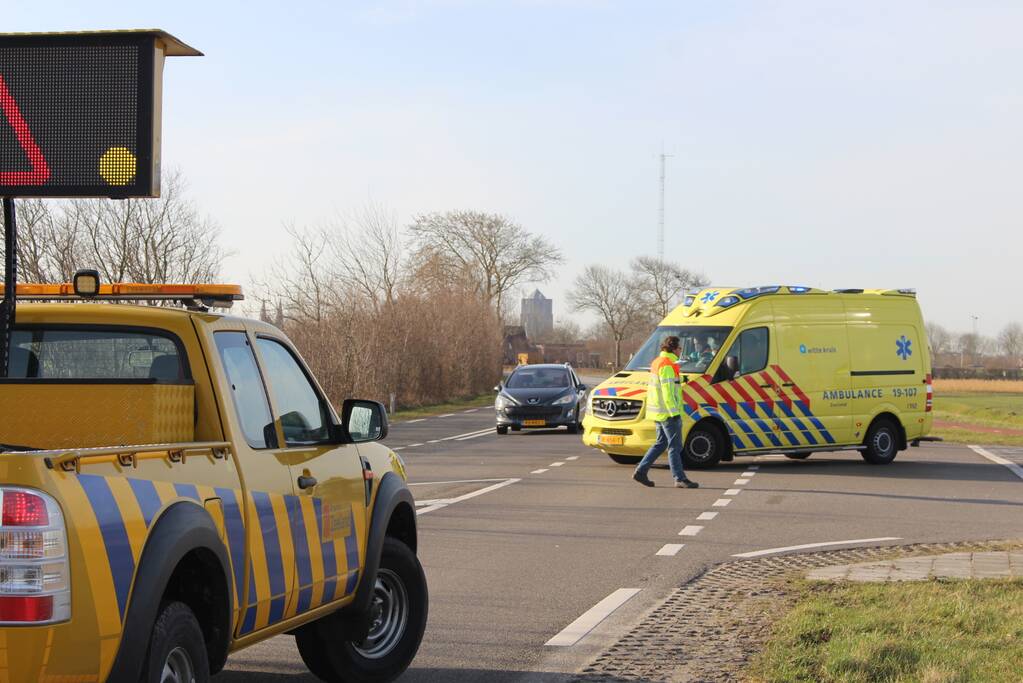 Overstekende fietser gewond door botsing met auto