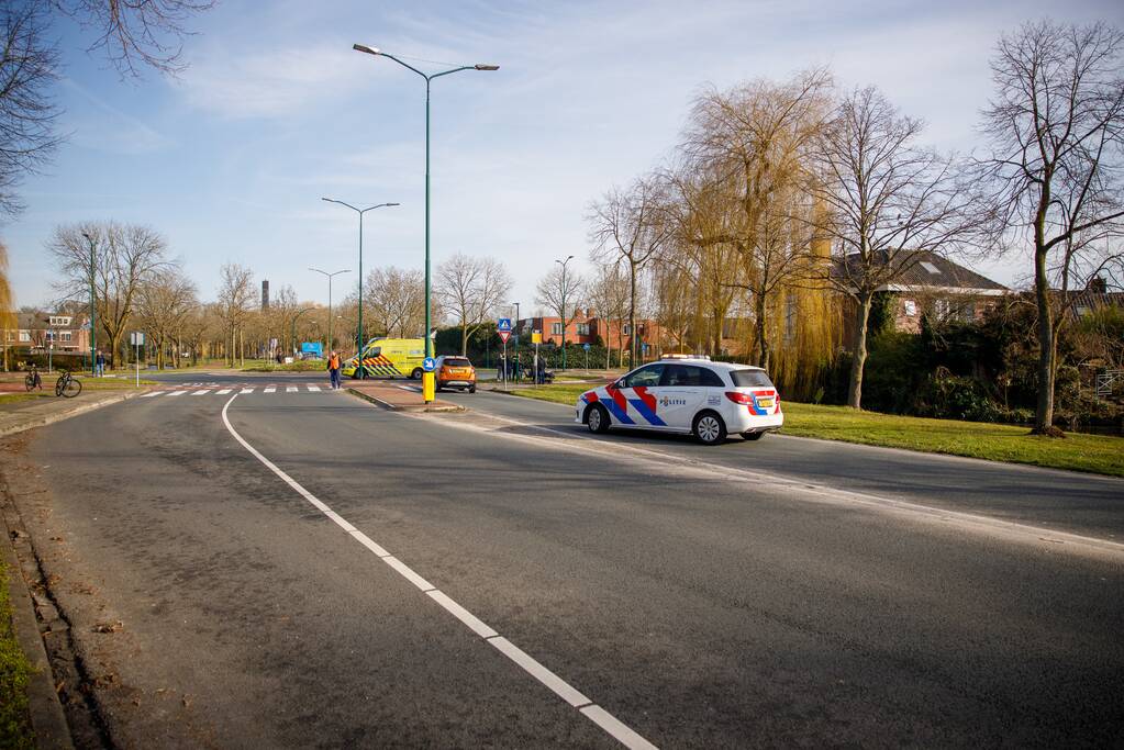 Scooterrijdster gewond bij aanrijding op rotonde