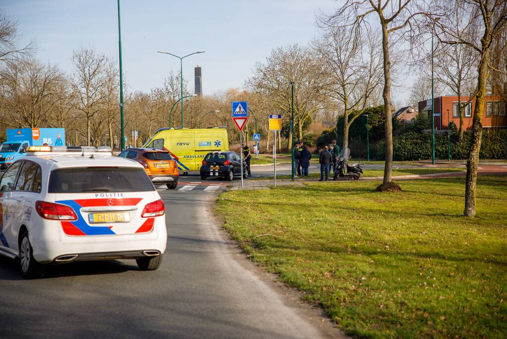 Scooterrijdster gewond bij aanrijding op rotonde