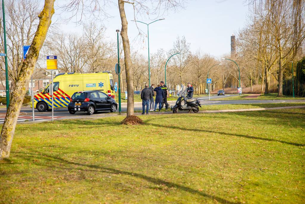 Scooterrijdster gewond bij aanrijding op rotonde