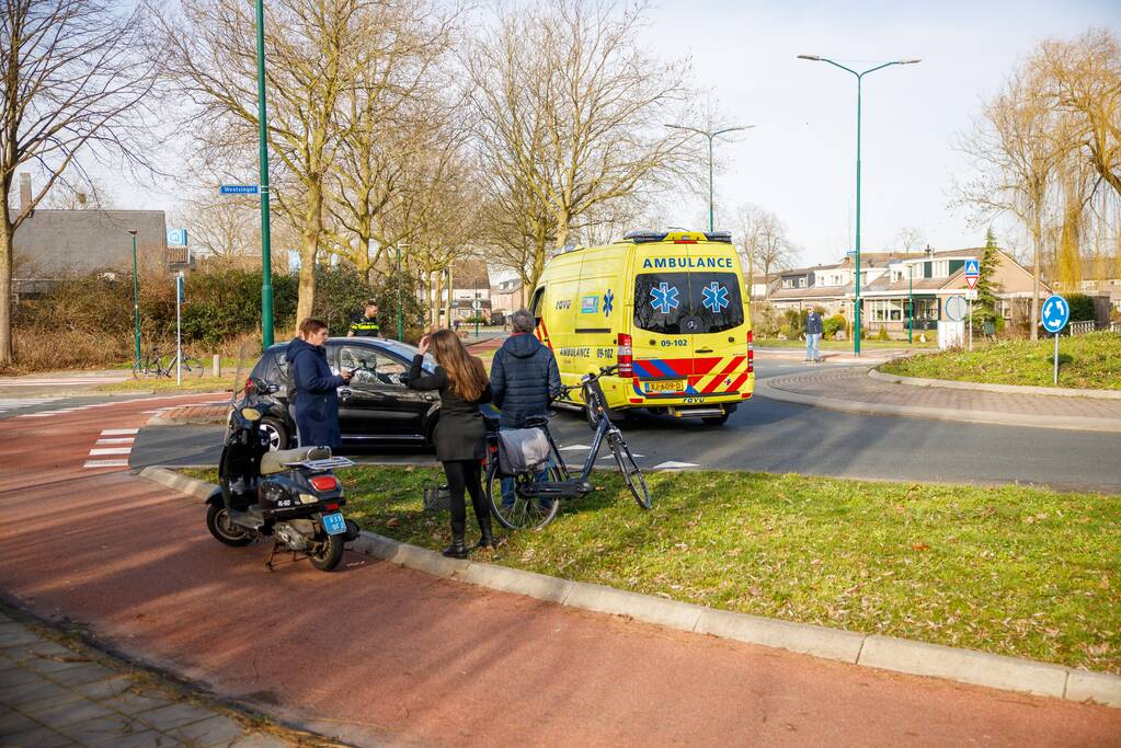 Scooterrijdster gewond bij aanrijding op rotonde