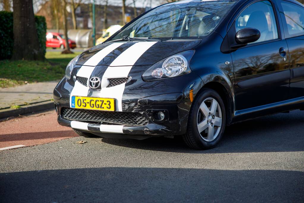 Scooterrijdster gewond bij aanrijding op rotonde