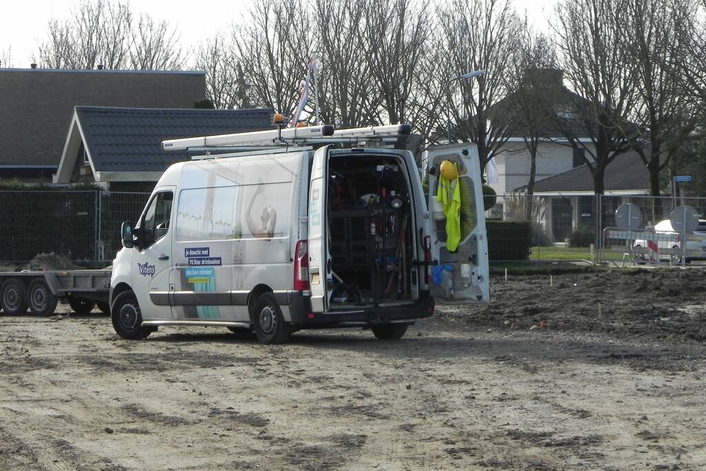 Waterleiding kapot getrokken op bouwterrein