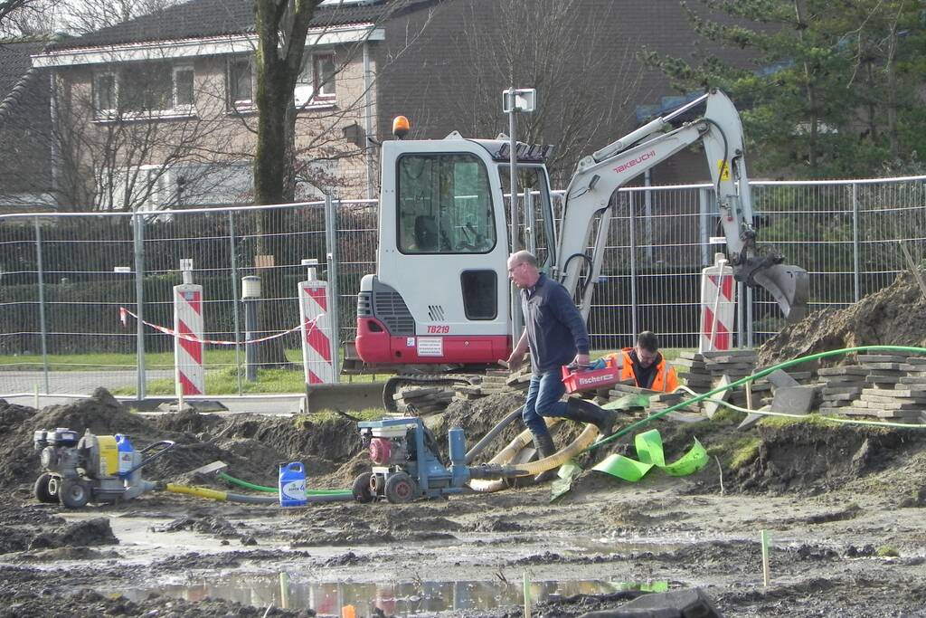 Waterleiding kapot getrokken op bouwterrein