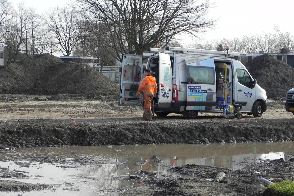 Waterleiding kapot getrokken op bouwterrein