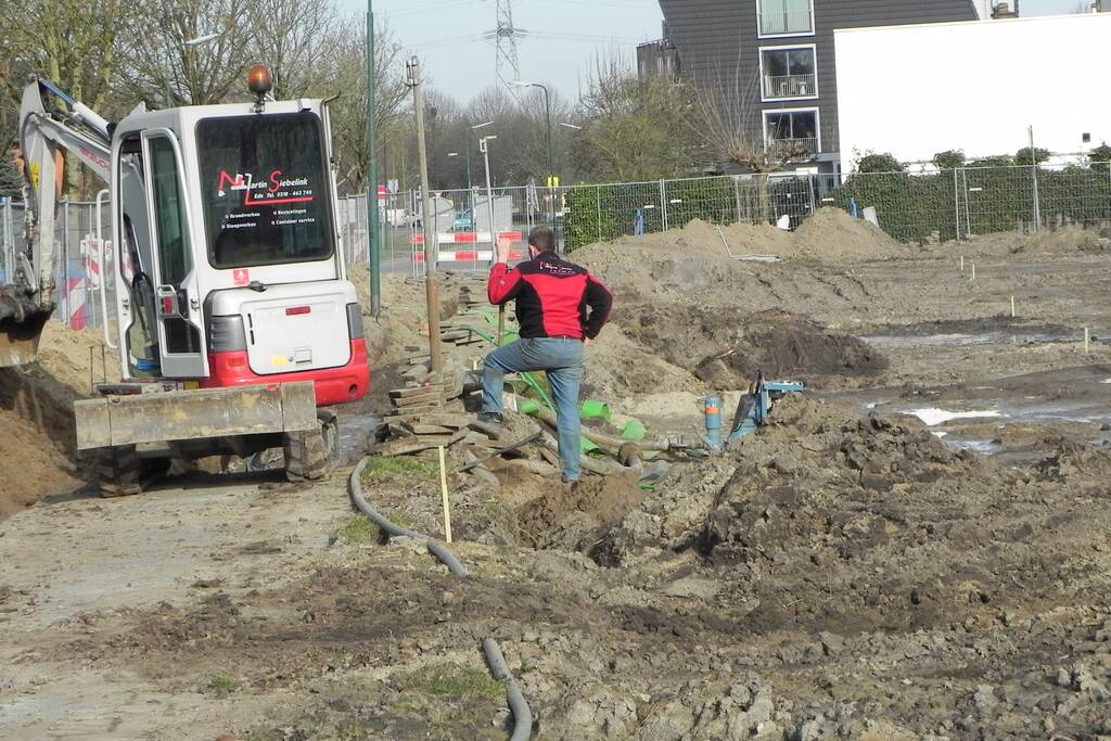 Waterleiding kapot getrokken op bouwterrein