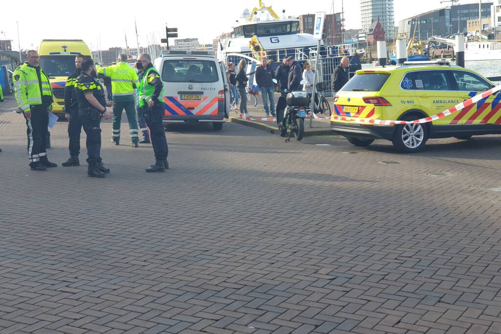 Groot alarm nadat auto van kade het water inrijdt