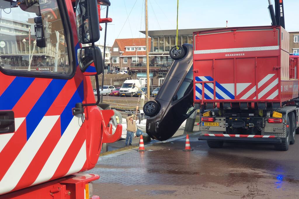 Groot alarm nadat auto van kade het water inrijdt