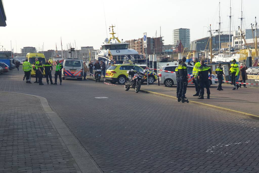 Groot alarm nadat auto van kade het water inrijdt