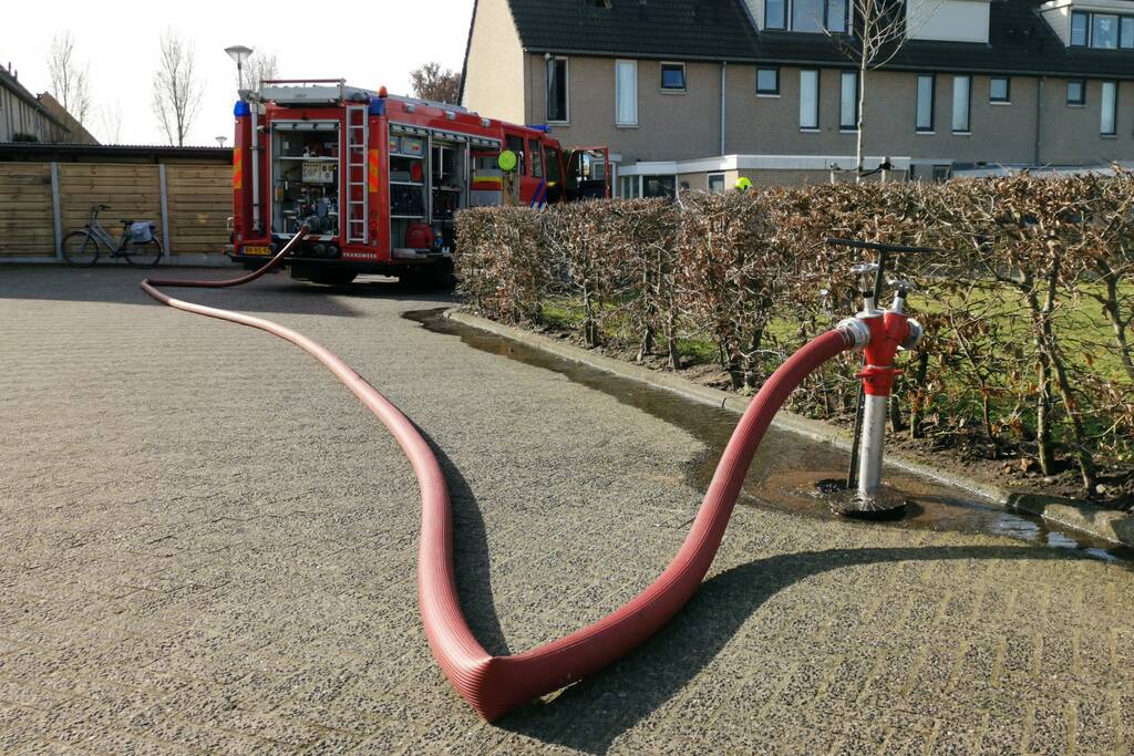 Felle brand naast woning zorgt voor veel schade