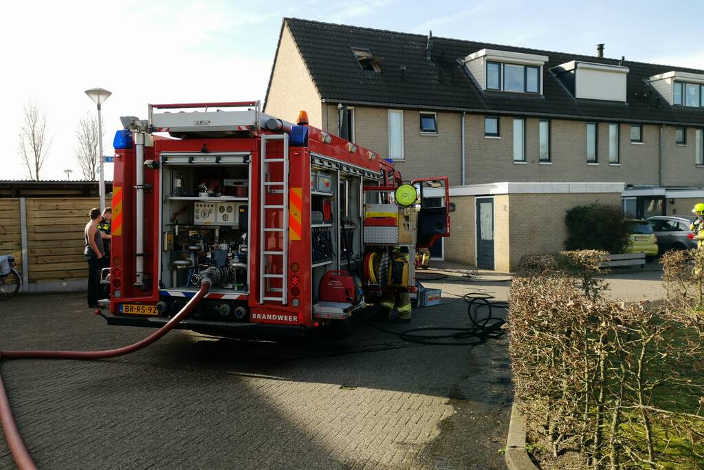 Felle brand naast woning zorgt voor veel schade