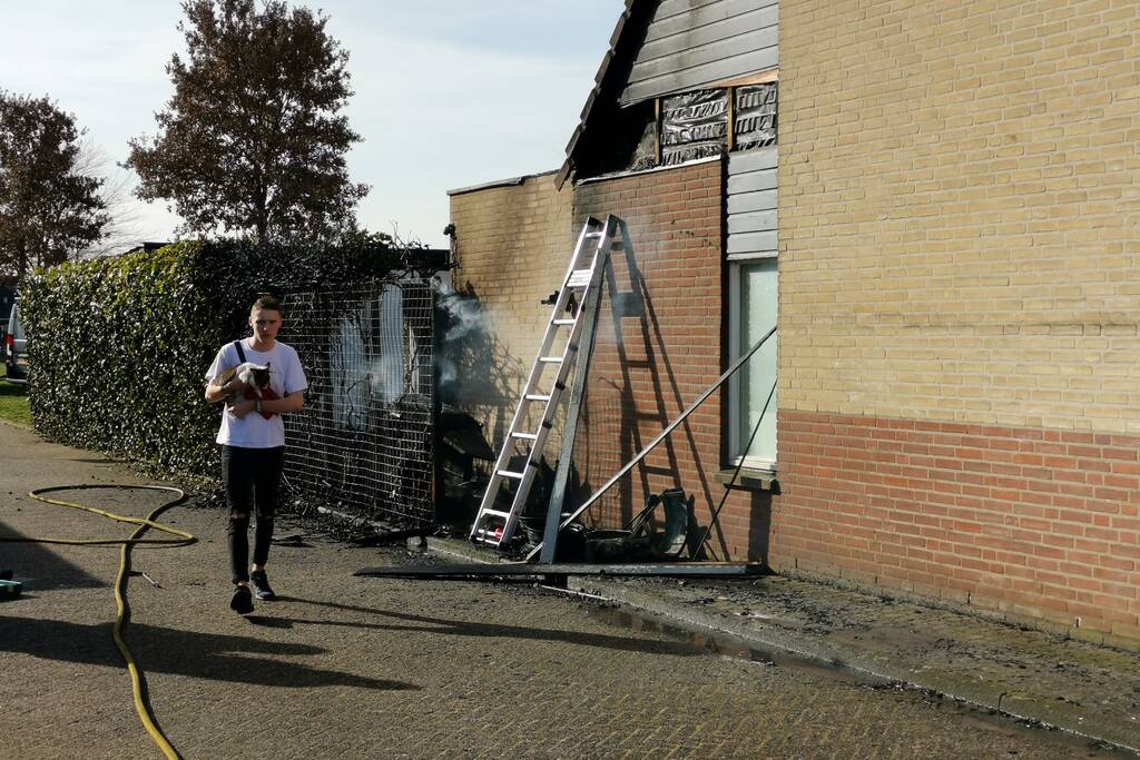 Felle brand naast woning zorgt voor veel schade