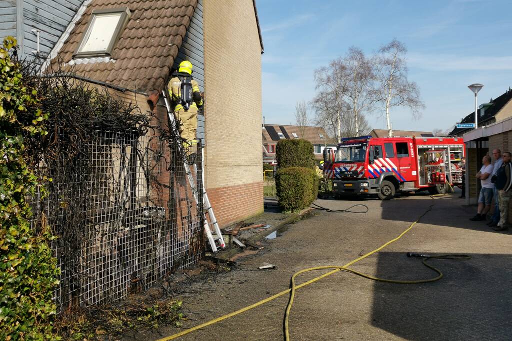 Felle brand naast woning zorgt voor veel schade
