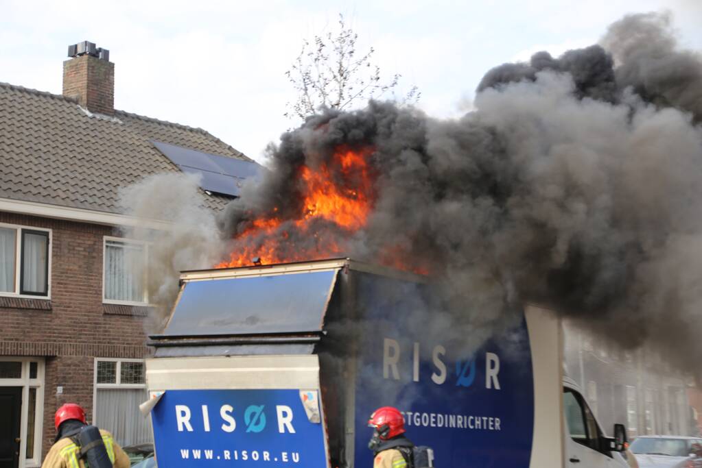Lading van bakwagen vliegt in brand