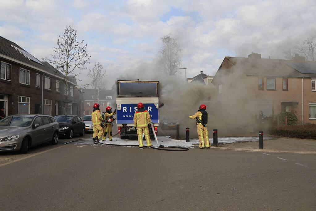 Lading van bakwagen vliegt in brand